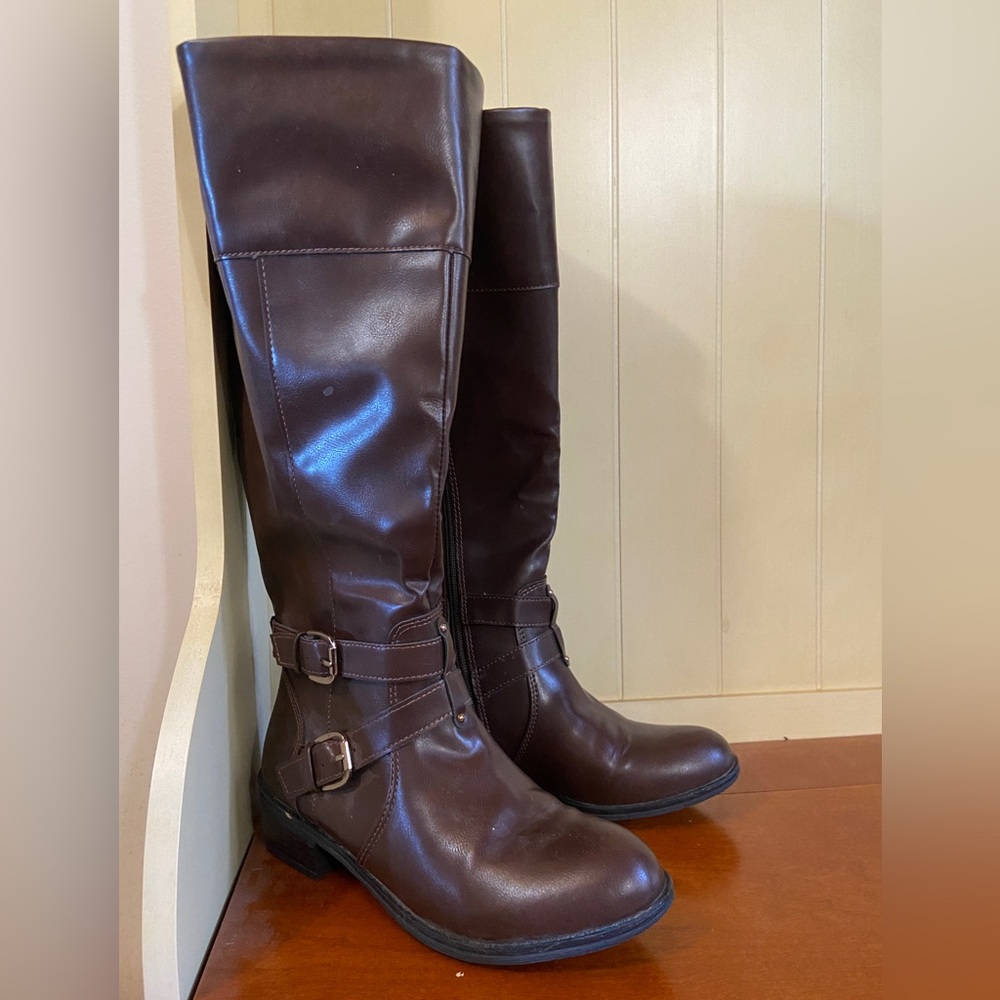 Arizona knee-high brown boots. Size 6